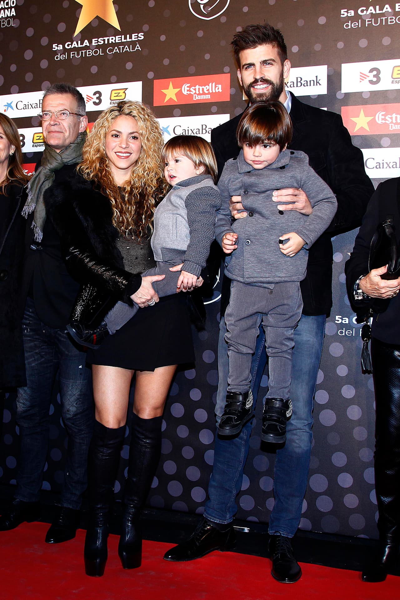 Shakira y Piqué con Milan y Sasha en una entrega de premios.