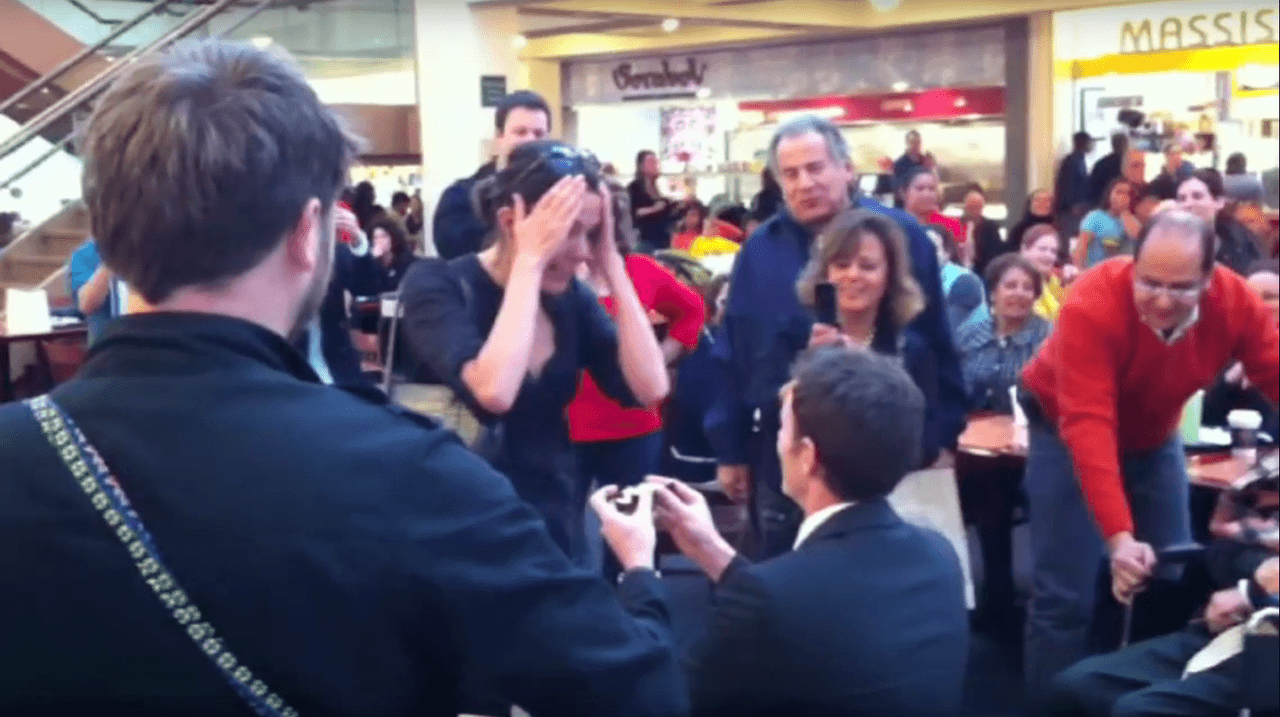 Este chico tal vez se equivocó al pedirle matrimonio a su novia en la plaza de comidas de un centro comercial. Mira la reacción 
<b><a href="https://www.youtube.com/watch?v=nnyKkA05nYw" target="_blank">completa</a>. </b>
