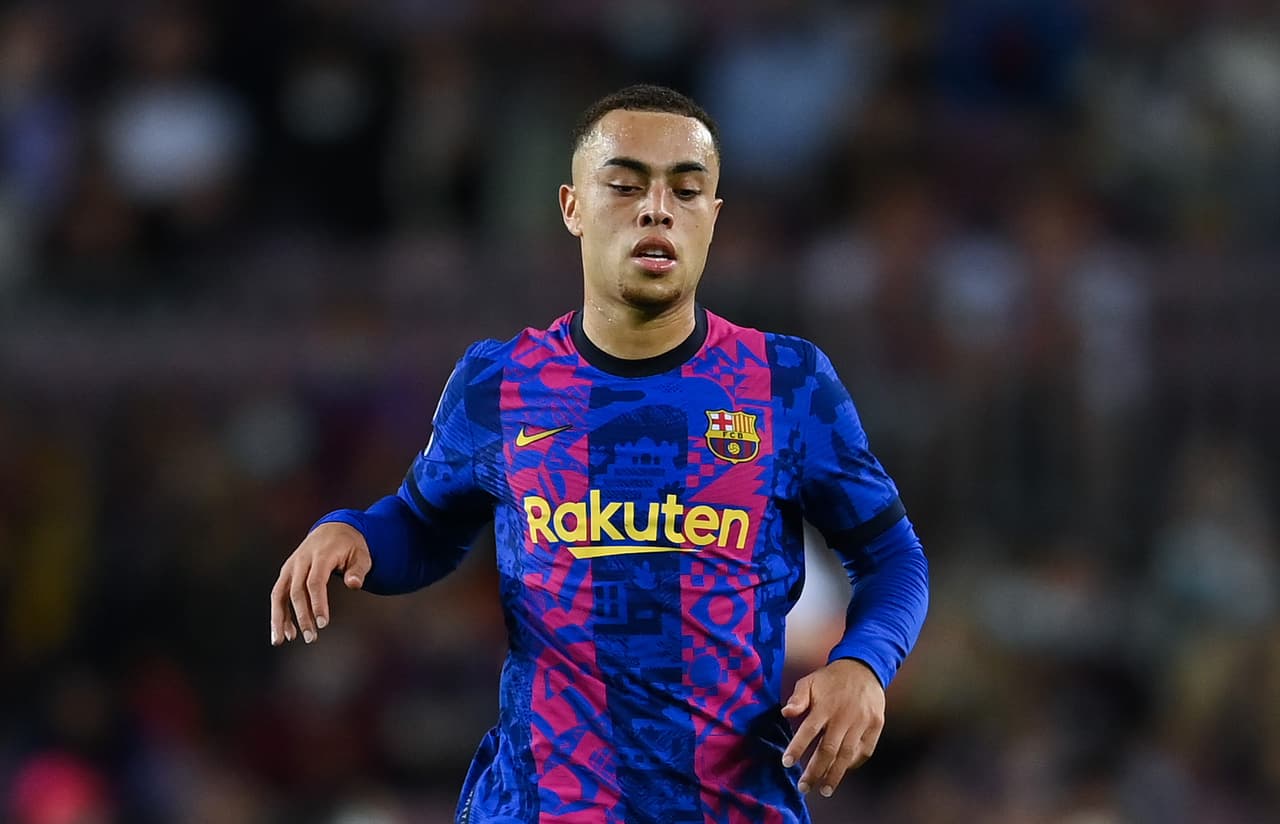 Sergiño Dest volvió a sufrir un problema muscular con el Barcelona.