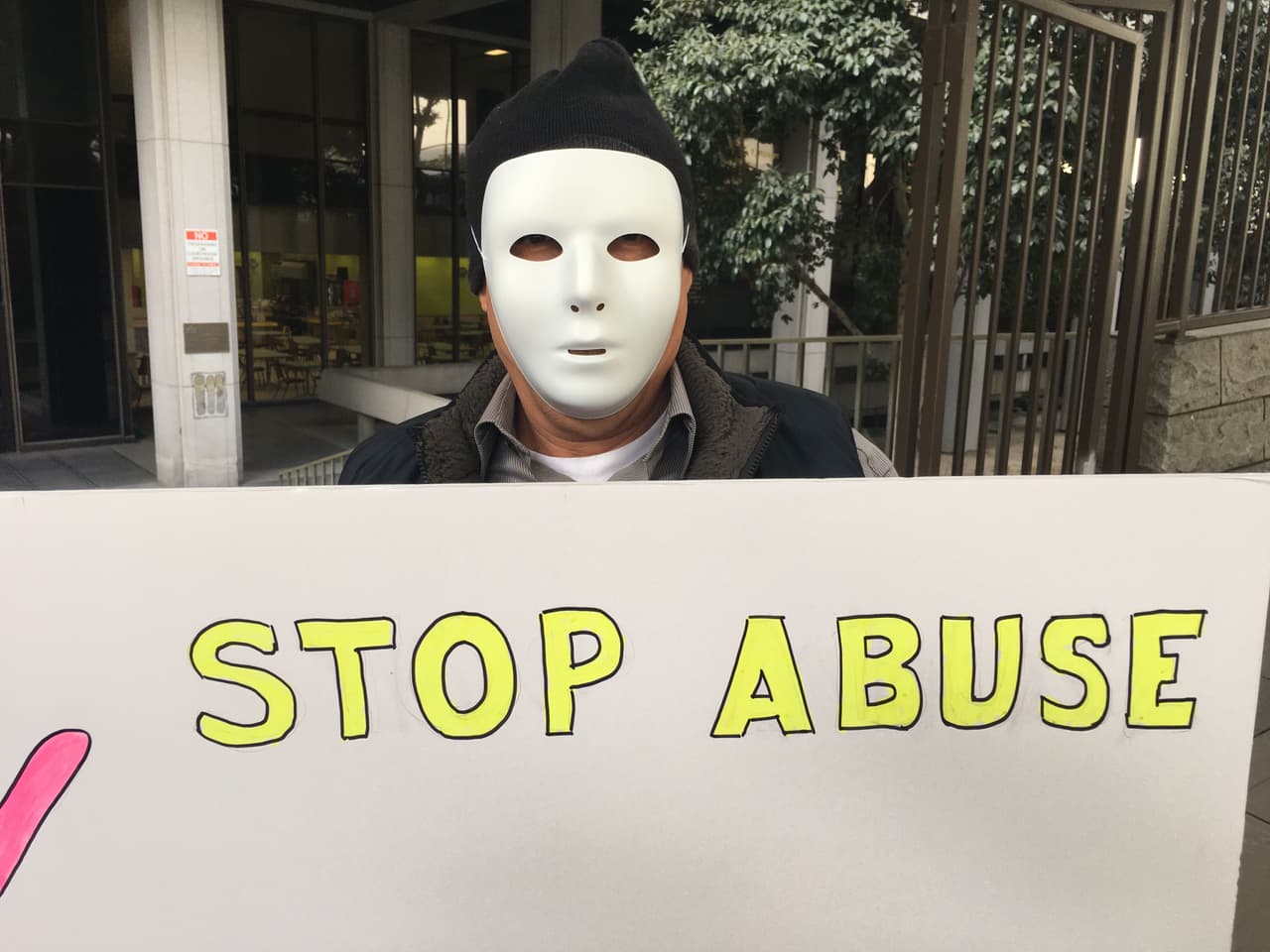 En las redes sociales, algunos fieles del instituto religioso dijeron que estas personas son “muertos” porque decidieron romper el silencio justo cuando se conmemora el Día de los Muertos en México.