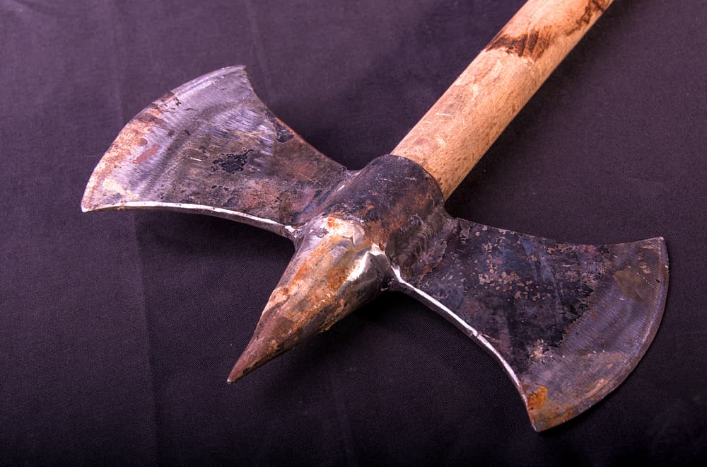 Sus colores son el rojo y blanco y se reconoce a sí mismo con los números cuatro y seis. También suele ser representado por un hacha de doble cabeza.