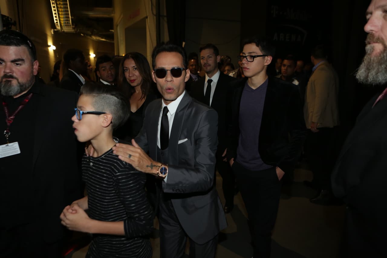 En 2016, Marc Anthony fue honrado como la persona del año. Así lo agarramos en el backstage junto a sus hijos.