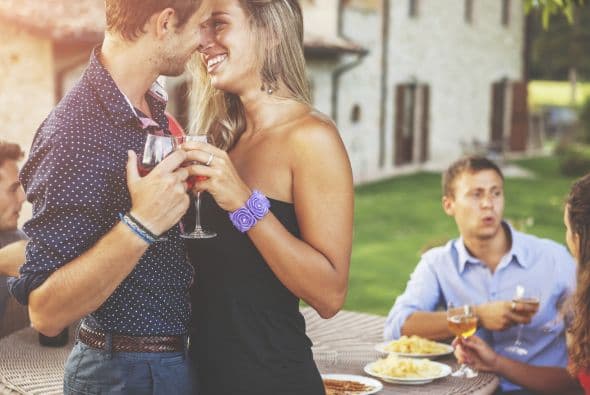 Encontrar el romance en cualquier sitio. Muchos chicos no necesitan una cena en un buen restaurante ni un ramo de rosas para celebrar una noche especial.