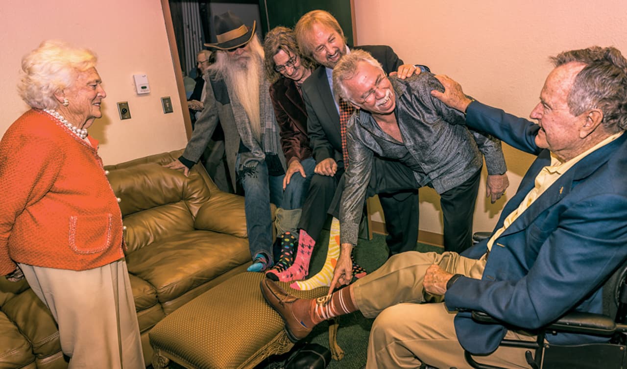 Aquí, en una foto de 2014, la banda de country
<i>The Oak Ridge Boys</i> celebraron su 41 aniversario. Como sabían que el expresidente y su esposa irían a verlos, toda la banda vistió medias coloridas en honor a él. Y Bush también vistió los suyos.