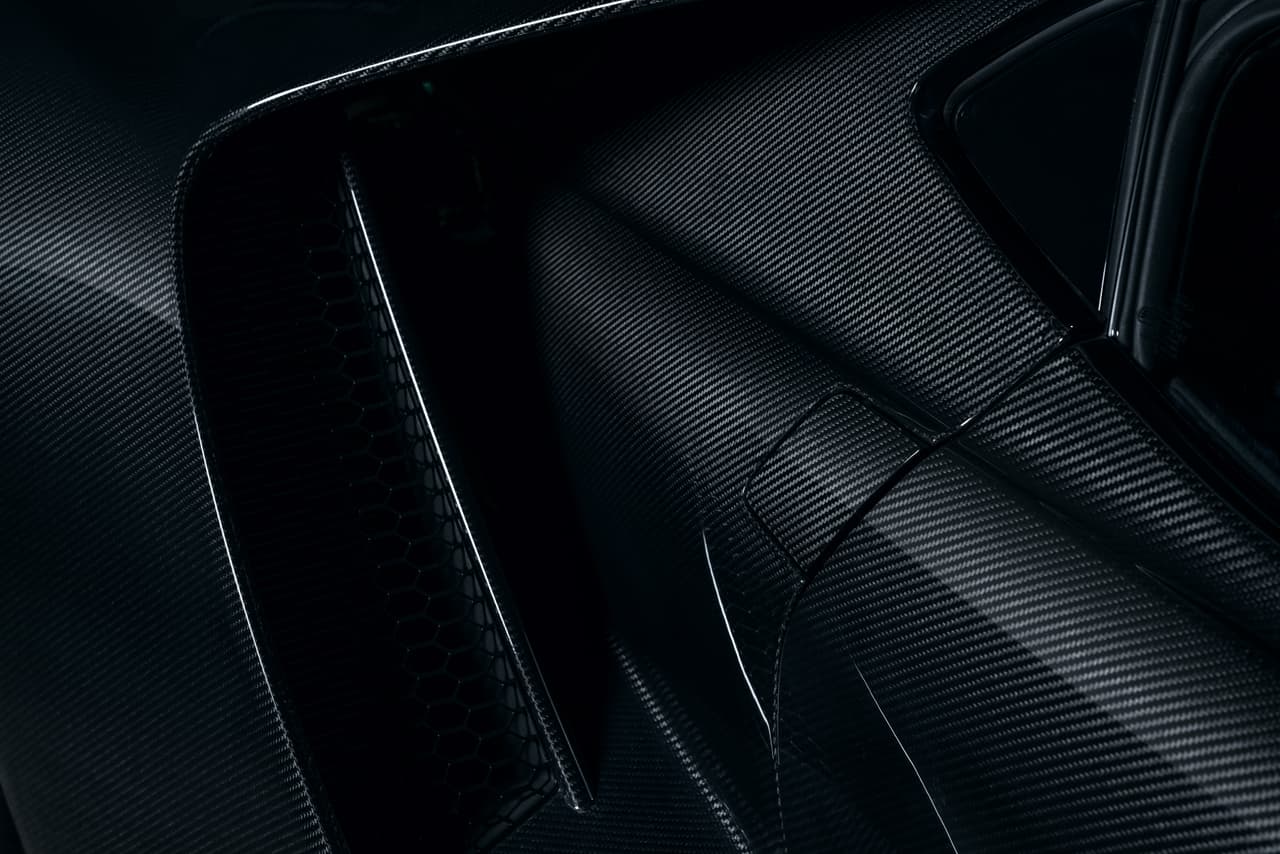 Por último, un nuevo diseño de los ductos de ventilación aumenta el flujo de aire al motor en un 50% y sus enfriadores de gases son más largos.