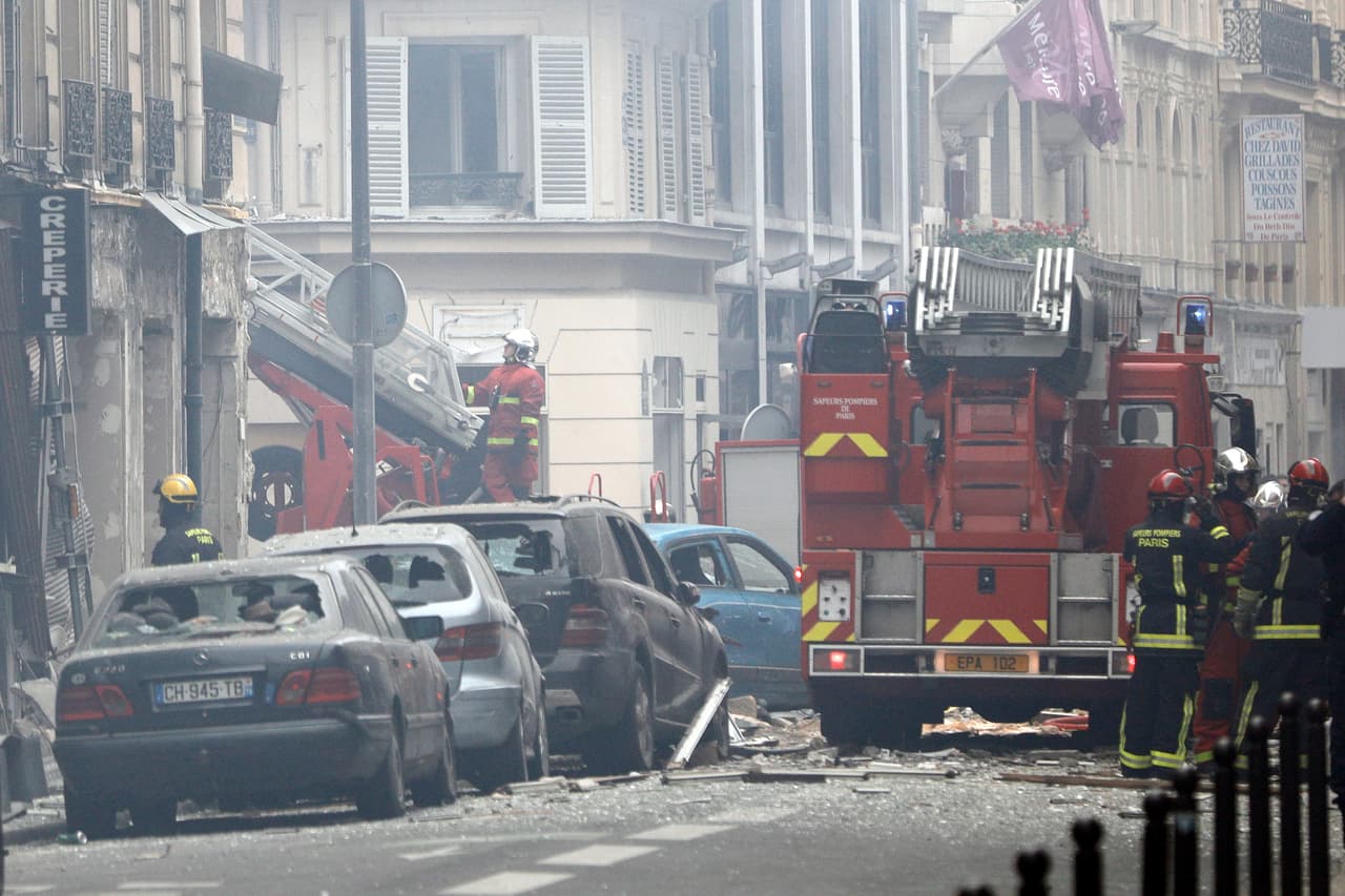 Los bomberos de París asisten tras una explosión en una panadería que se cree fue causada por una fuga de gas, este 12 de enero en París, Francia. Las autoridades informaron que al menos una española y dos bomberos han muerto y hay docenas de lesionados. Foto por Kamil Zihnioglu/AP