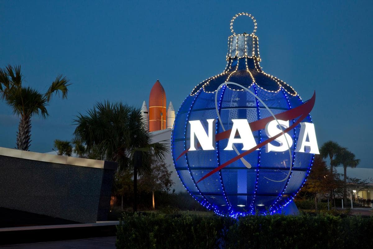 <b>Holidays in Space 2023</b>
<br>
<b>Fechas: </b>15 al 30 de diciembre
<br>
<b>Lugar:</b> Kennedy Space Center Visitor Complex. Space Commerce Way. Merritt Island, FL
<br>
<b>Sitio web</b>: 
<a href="https://www.kennedyspacecenter.com/launches-and-events/events-calendar/2023/december/2023-holidays-in-space">https://www.kennedyspacecenter.com/launches-and-events/events-calendar/2023/december/2023-holidays-in-space</a> 
<br>
<br>Disfruta de un espectáculo nocturno proyectado en el enorme exterior de Gateway: The Deep Space Launch Complexe el cual muestra un viaje impresionante a través de las estrellas, la Tierra y mucho más lejos.