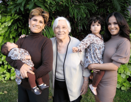 "Desde hace 9 años las razones para amarte nos sobran! Le pido a Dios te siga colmando de salud y que tu corazón siga tan lleno de amor y de alegría".