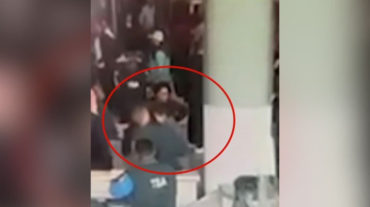 VIDEO: Agente de ICE salva la vida de un bebé en el aeropuerto JFK de Nueva York