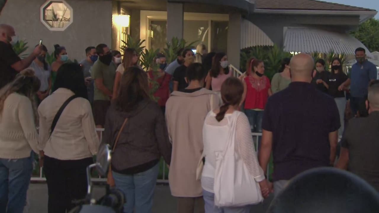 Esta martes, se realizó una vigilia en la casa del bombero angelino en Montebello, California pidiendo por una señal que les permita encontrarlo.