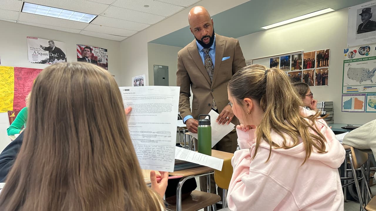 Maestro de historia de secundaria en Pensilvania recibe título nacional de Profesor del Año