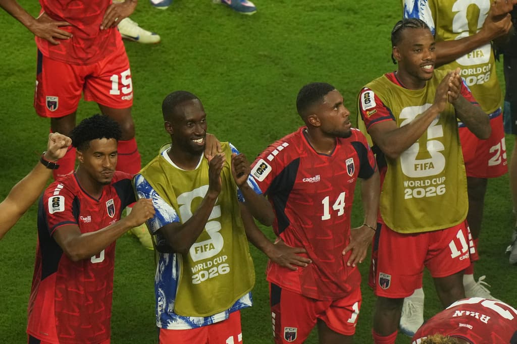 Jugadores de Cabo Verde celebran tras el partido de fútbol.