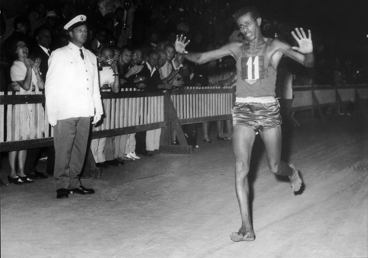 <b>Descalzo y primero en llegar a la meta:</b>
<br>
<br>La maratón de Roma 1960 fue ganada por el etíope Abebe Bikila, el primer atleta africano en ganar una medalla de oro olímpica.
<br>
<br>La hazaña quedó para la historia, además, porque el corredor
<a href="https://olympics.com/en/video/abebe-bikila-barefoot-to-olympic-gold"><u>completó la prueba de la manera como se hace en Etiopía, descalzo</u></a>.