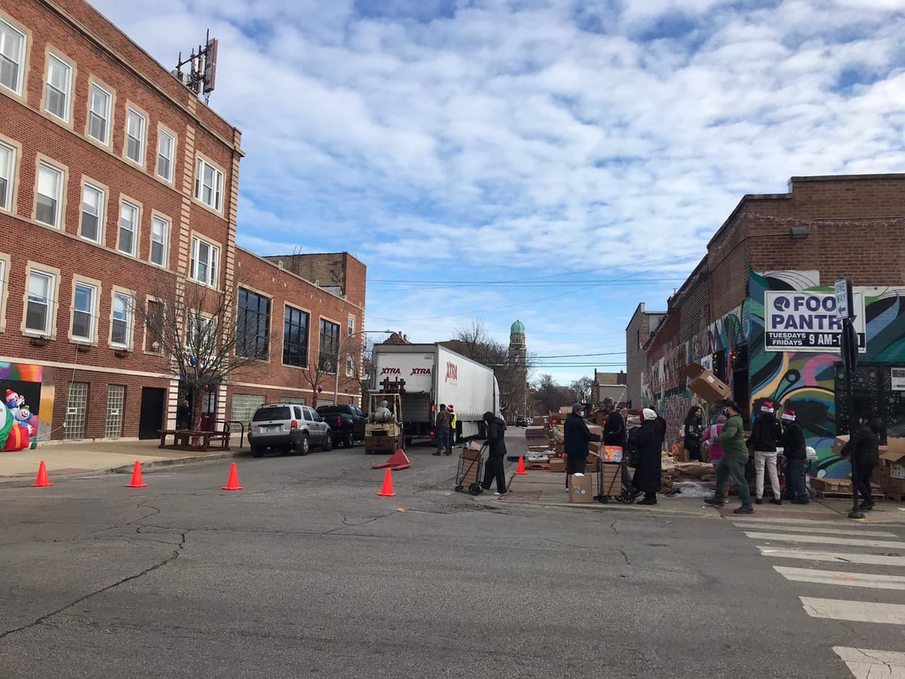 “La necesidad. Mi esposo no tenía trabajo. A penas regresó al trabajo hoy. Duró dos semanas sin trabajo. Me comentaron de esta despensa y entonces vine”, comenta Aurora Mateo, una hispana que recoge su despensa.
<br>