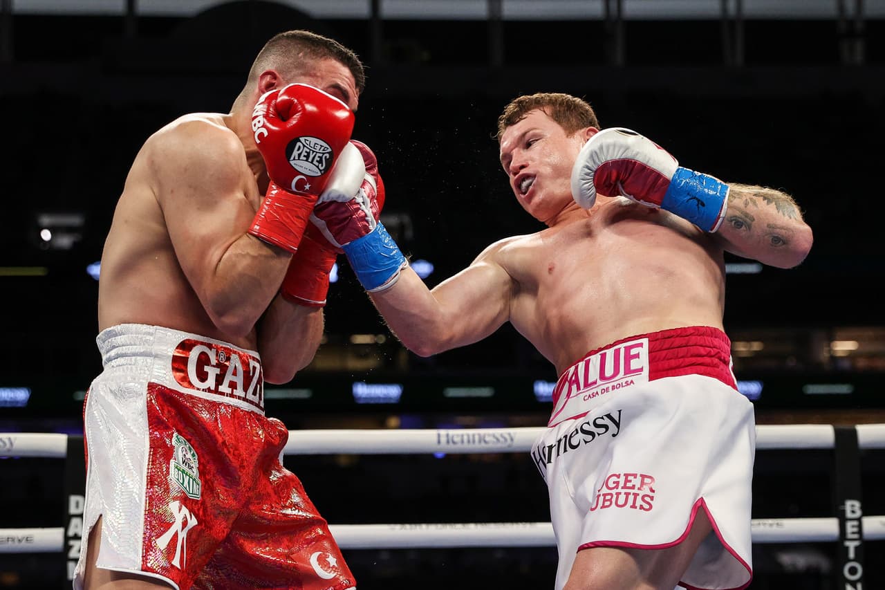 Los primeros episodios, el mexicano castigaba ligeramente a Yildirim. Canelo mandó a la lona al turco en el tercer asalto con un tremendo jab de derecha. Yildirim se levantó, pero ya no salió al cuarto asalto. Fue así como Canelo retuvo los cetros de peso supermediano del CMB y AMB.