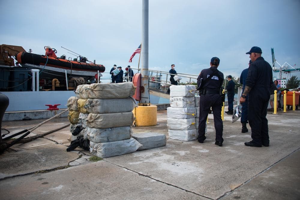 De acuerdo con la Guardia Costera, en total confiscaron más de 5,237 libras de drogas ilegales, las cuales fueron interceptadas en aguas internacionales del Mar Caribe.