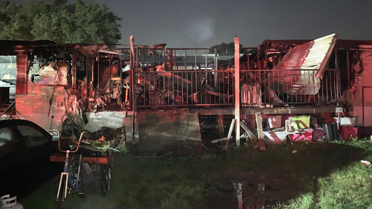 Muere una madre hispana en un incendio que consumió su casa móvil al norte de Houston