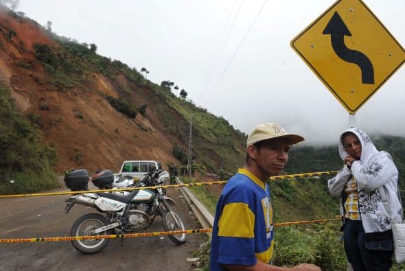 La carretera está en muy mal estado, todavía no se ha podido rescatar a ninguno de los sepultados y se han producido nuevos derrumbes, aunque menores, en las últimas horas, según constató la agencia Efe en el lugar del suceso.