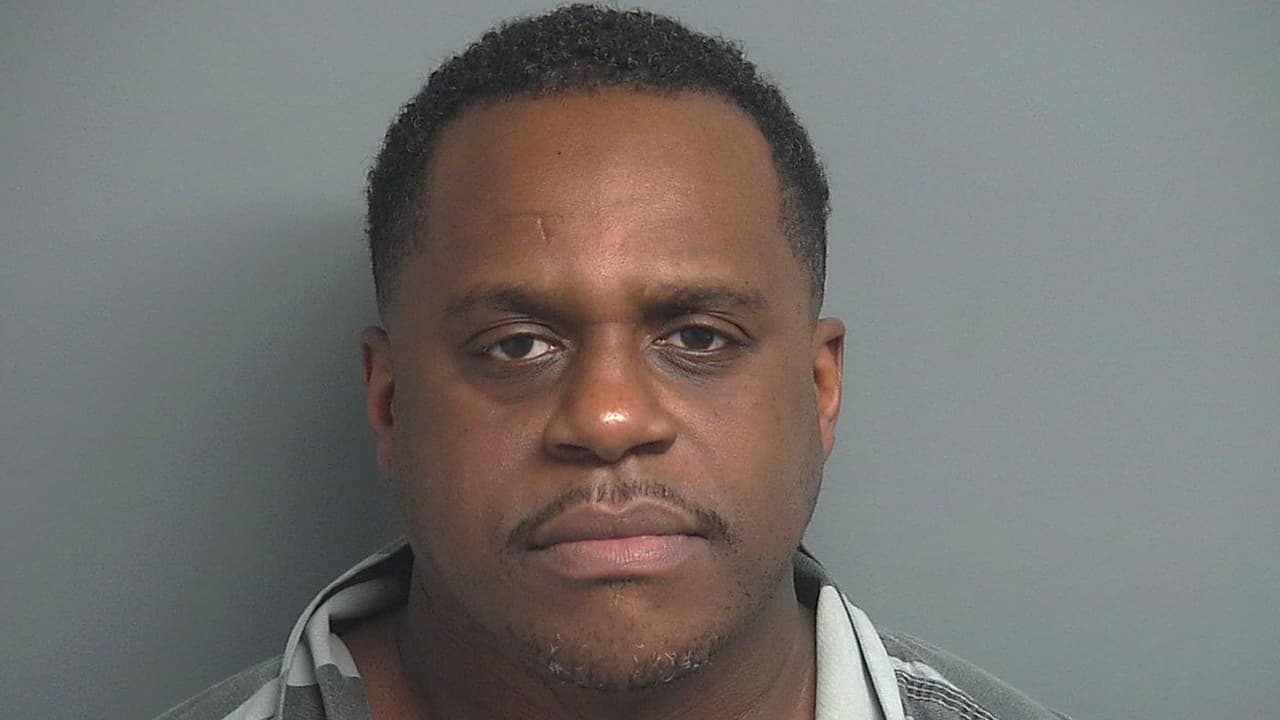 Curtis Washington, acusado de evadir un arresto.