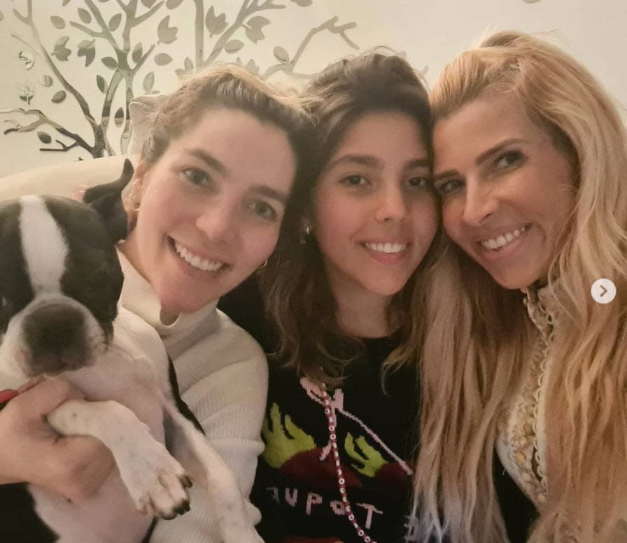 "¡Finalmente!", escribió Pasquel en el pie de foto en el que padre e hija se volvieron a ver.
<br>