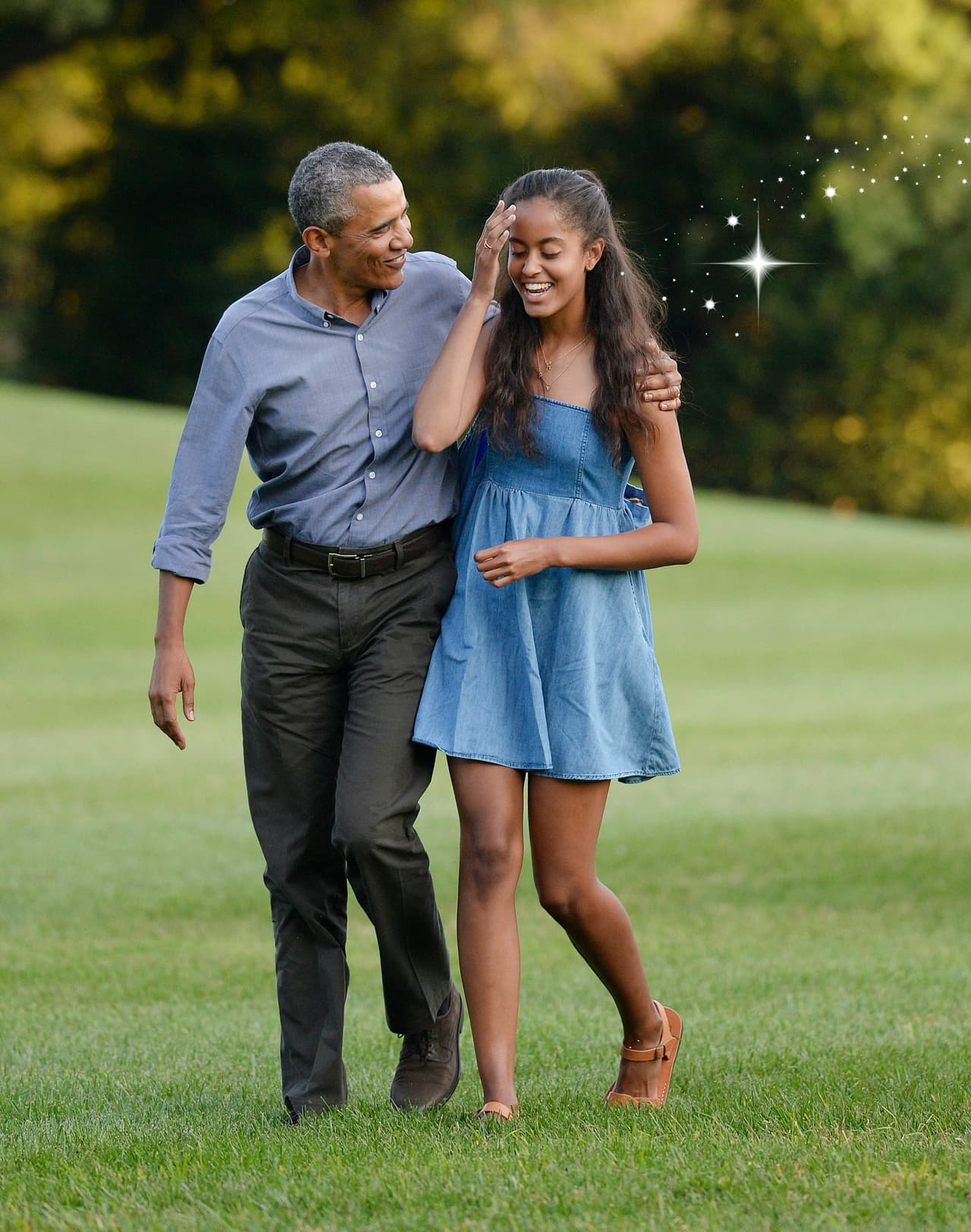Lejos de la niña graciosa que acompañó a su padre durante toda la campaña presidencial, hoy el mundo es testigo de cuanto ha crecido Malia Obama, la hija mayor del presidente. Con los años su estilo también se ha transformado guardando siempre un sentido de austeridad, sobriedad y confort. Mientras los lentes de la moda siempre se han posado sobre su madre, Malia ha dejado claro que no importa los menesteres de la política siempre se puede inspirar a las chicas jóvenes de su país luciendo sencilla.
