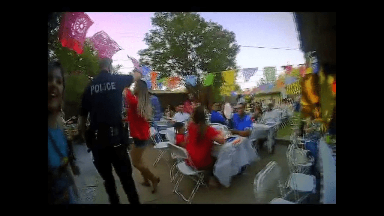 Policías terminan bailando en fiesta mexicana al acudir a una llamada