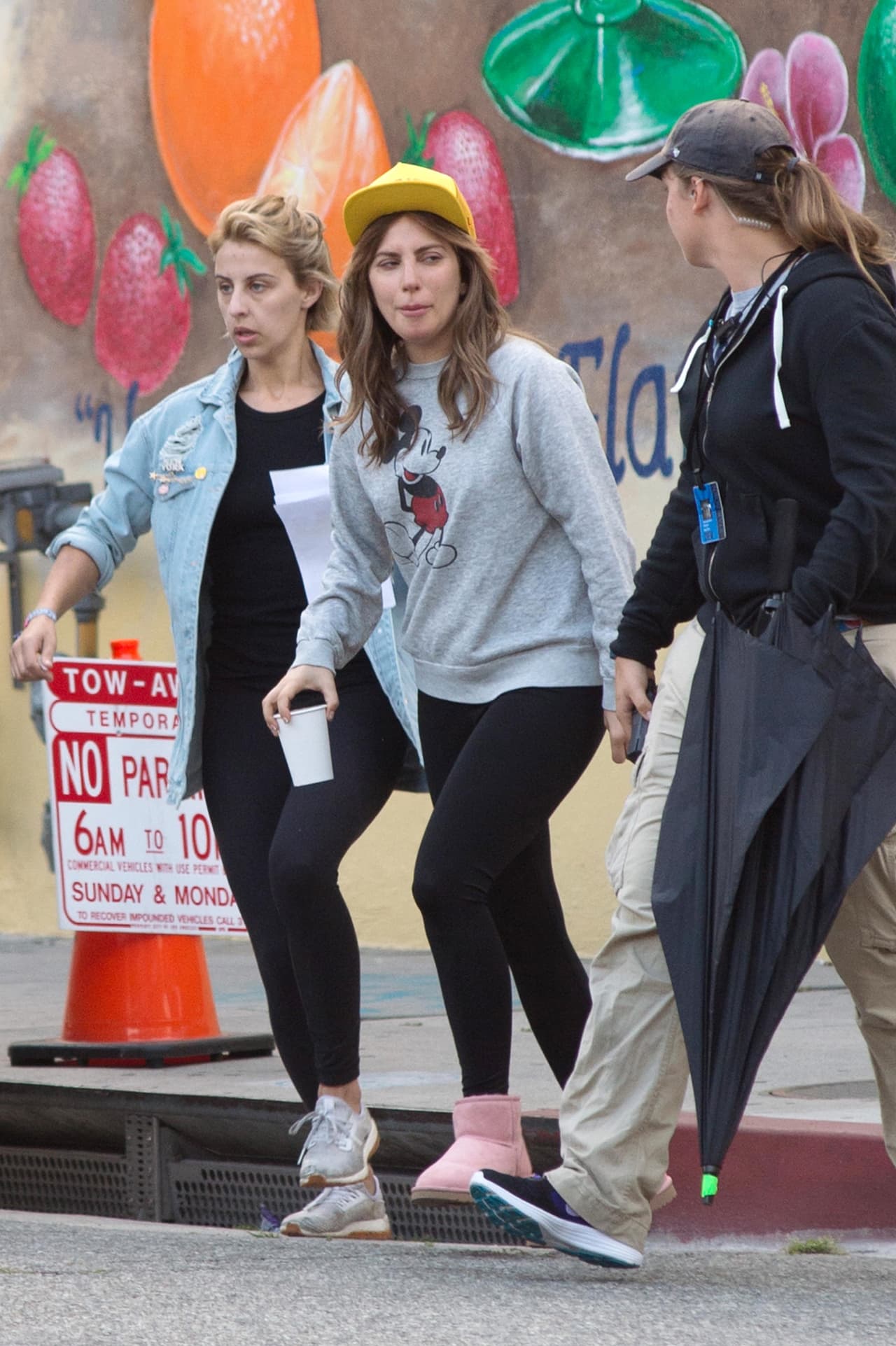 Lady Gaga entró al estudio de la película con un look muy particular: sin maquillaje, un saco de Mickey Mouse, Uggs rosados y gorra amarilla.
<br>