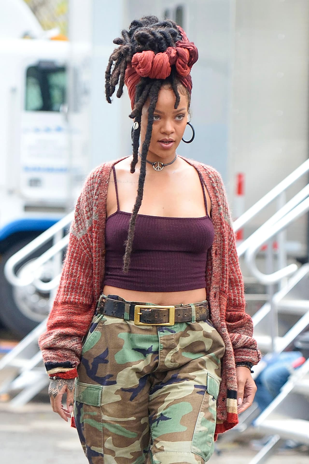 Con pantalones militares, top morado y un suéter, así se dirigió Rihanna a filmar sus escenas del día.