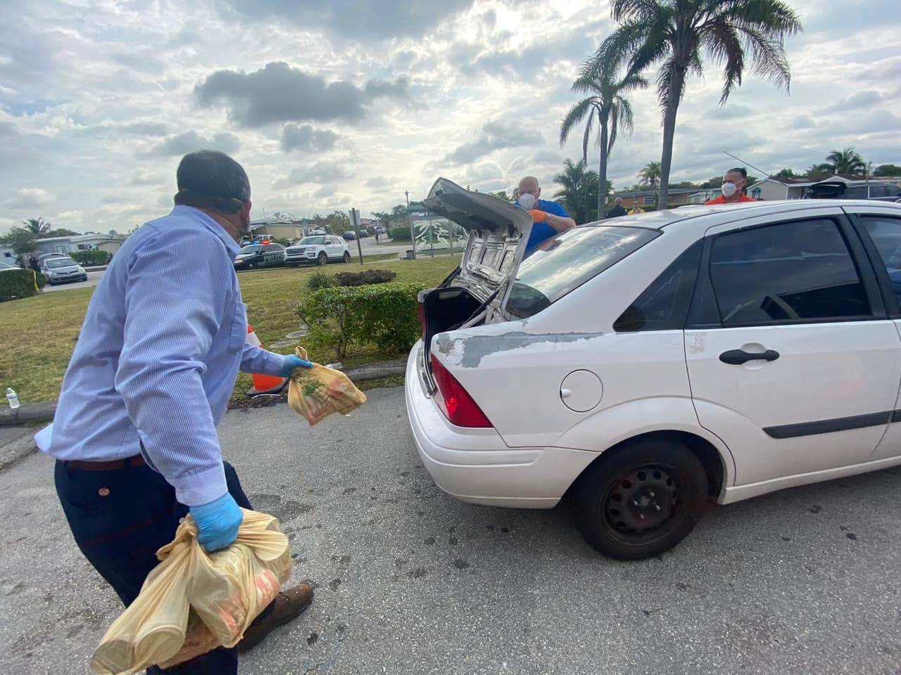 Y el 10 de abril la entrega será de 10:00 am a 1:00 pm, en el parque Ambrister, en el 4000 de la avenida Grand.
<br>
<b>Dirección para aplicaciones de mapas:</b> Armbrister Park, 4000 Grand Avenue, Coconut Grove, Florida, 33133.