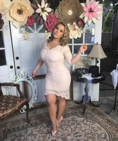 Chiquis nos muestra otro bello vestido de encajes combinadito hasta en los tacones