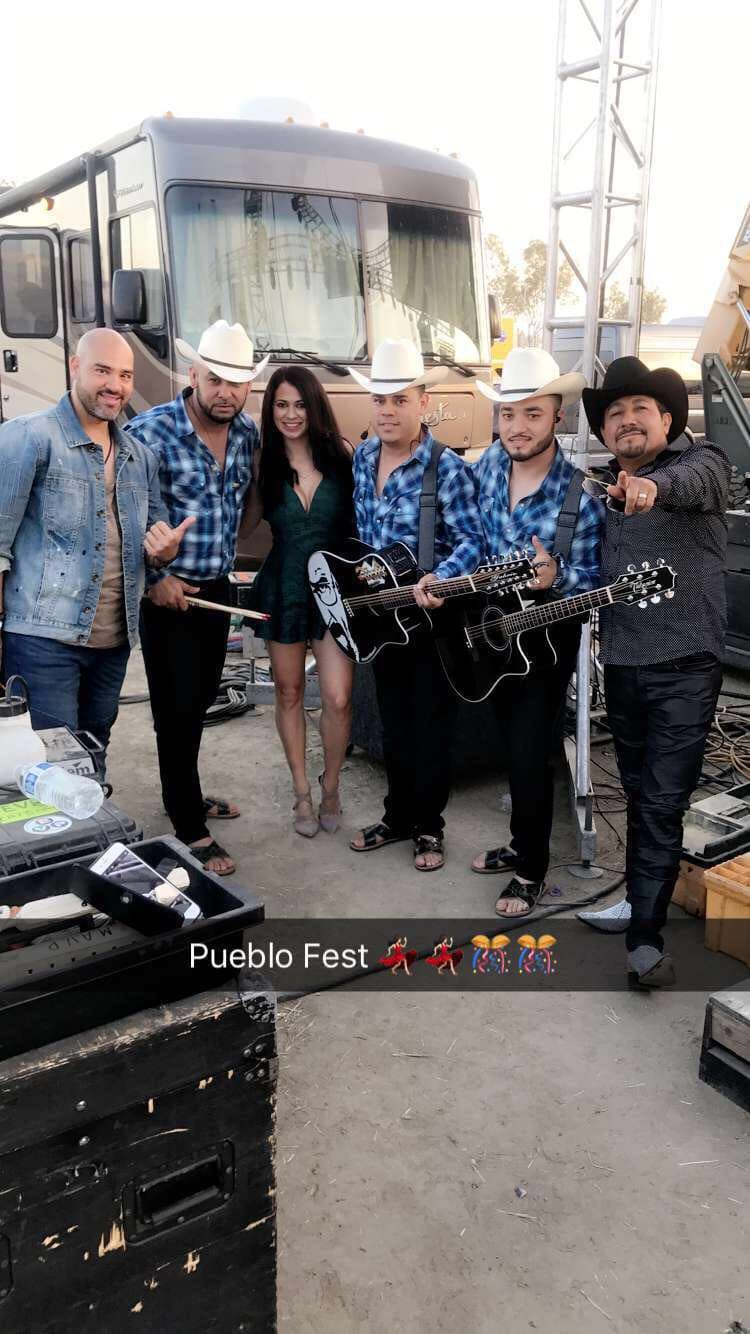 Ya listos para presentar a los artistas del festival.