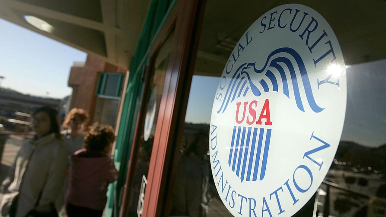 Continúan las filas a las afueras de la oficina del Seguro Social en Orlando, pero ¿se han agilizado los trámites?