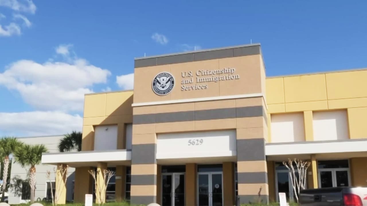 USCIS reduce la validez de los permisos de trabajo: expertos explican el impacto de esta medida