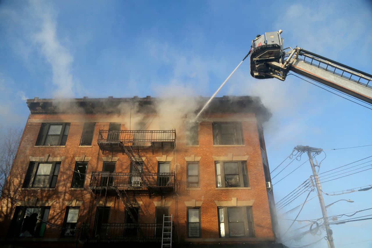Por segunda vez en una semana, los bomberos de Nueva York respondieron a un enorme incendio en un inmueble de cuatro plantas cerca del zoo del Bronx en Van Nest, alrededor de las 5:30 de la mañana de este martes 2 de enero.