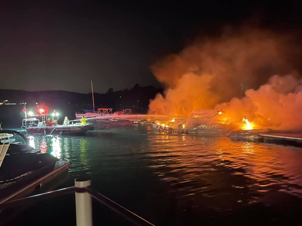 Múltiples barcos se quemaron cerca del muelle, “lo que los hizo flotar libremente, mientras estaban en llamas”.