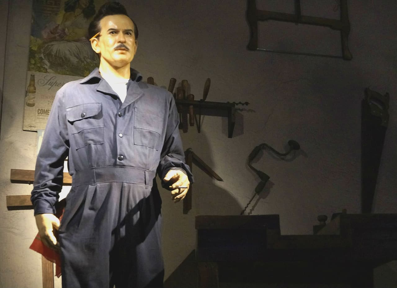 Pedro también fue honrrado con una figura de cera, en el Museo de Cera de Monterrey, Nuevo León. Aquí aparece caracterizado como el carpintero de 'Nosotros los pobres'.