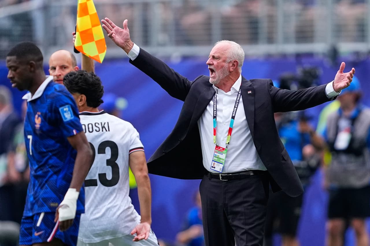 El entrenador de Irak, Graham Arnold, hace gestos durante el partido de fútbol del Grupo I de la Copa del Mundo entre Francia e Irak en Filadelfia, el lunes 22 de junio de 2026.