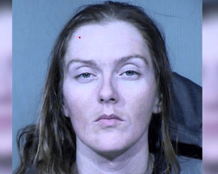 Cae ladrona de paquetes cuando la cámara de un timbre grabó el GPS de libertad condicional que llevaba en el tobillo 
