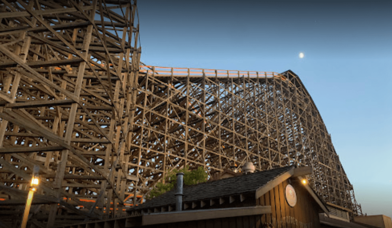 Las montañas rusas de todos los tamaños mantienen la adrenalina de los más osados. El GhostRider es considerada la montaña rusa de madera más larga, alta y rápida de la costa oeste. Tiene una altura de 118 pies y recorre un histórico pueblo fantasma en el parque temático.