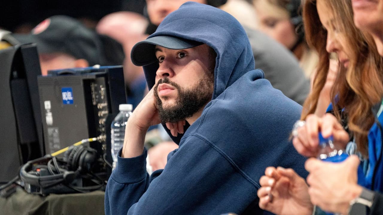 El artista puertorriqueño Bad Bunny se sienta en la cancha durante el sexto partido de la primera ronda de los playoffs de baloncesto de la NBA entre los Dallas Mavericks y Los Angeles Clippers el viernes 3 de mayo de 2024, en Dallas.