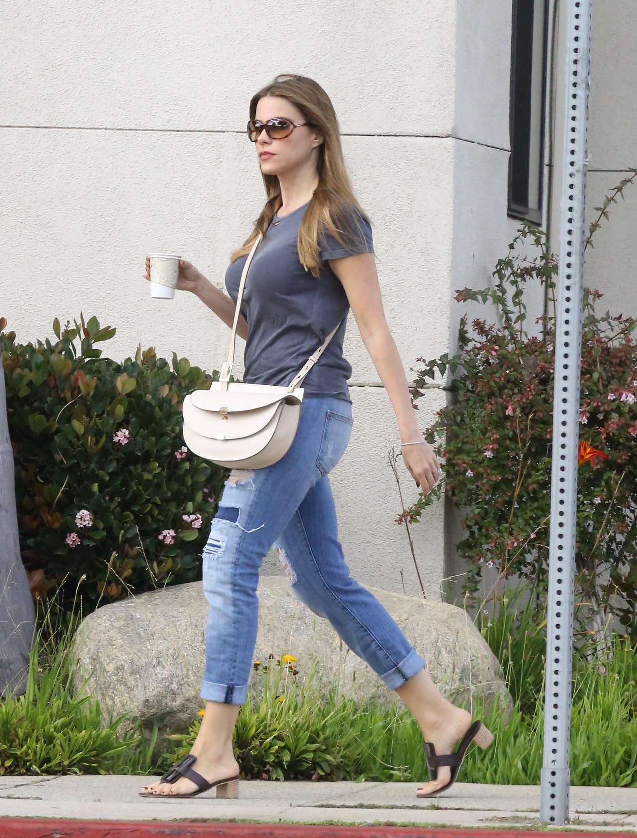 Como todos saben, para Vergara no es grato que la anden siguiendo y mucho menos fotografiando de esa manera.