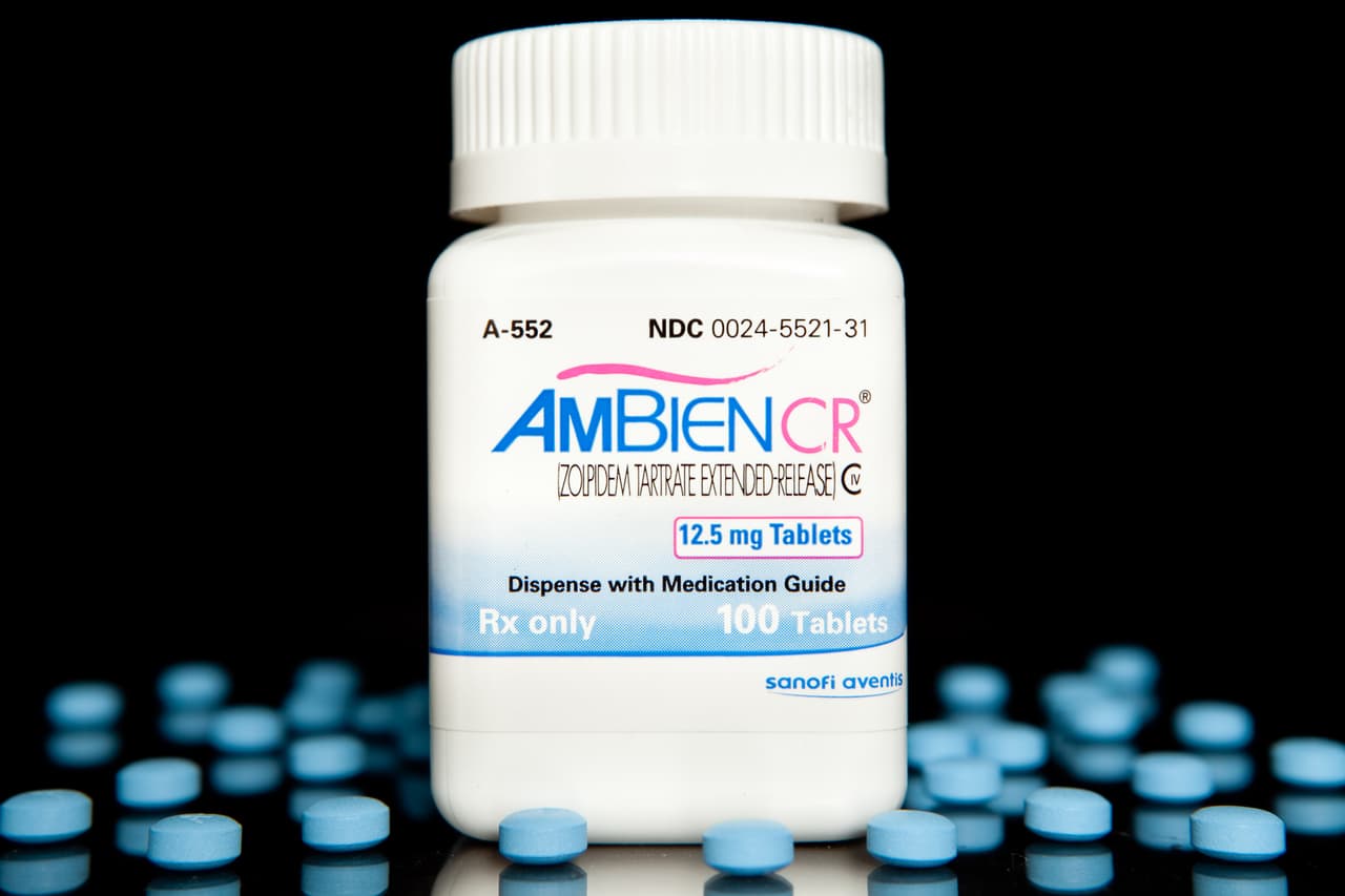 <b>¿Para qué sirve Ambien?</b> También conocido como Zolpidem, se usa para
<a href="https://www.webmd.com/drugs/2/drug-9690/ambien-oral/details">tratar el insomnio</a>. Hay dos tipos diferentes de pastillas: una con un efecto inmediato que ayuda a dormir antes y otra que también procura ese efecto inmediato pero añade otro más lento, para personas a las que les cuesta mantenerse dormidas.