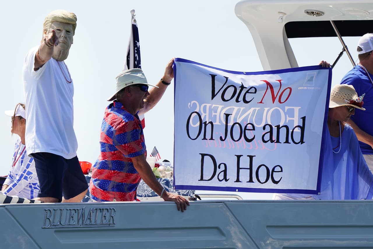 Un puñado de pequeñas avionetas y helicópteros también sobrevolaron la zona del Great American Boat Parade, algunos demostrando su propio apoyo.
