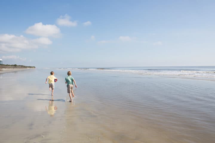 <b>9.-Glory Beach, Jekyll Island</b>
<br>700 S. Beachview Drive
<br>Jekyll Island, GA 31527
<br>(912) 635-3636
<br>
<br>Para llegar a esta playa, debe cruzar un largo paseo marítimo de madera que se eleva sobre imponentes dunas de arena, exuberantes avenas marinas y estanques de agua dulce. Esto fue construido en 1989 por los productores de la película de la Guerra Civil, Glory, que se filmó aquí. El área forestal alrededor de Glory Beach es el hogar de varias especies de pastos silvestres que se acurrucan finamente junto con cardos rusos y madera de alcanfor.
<br>