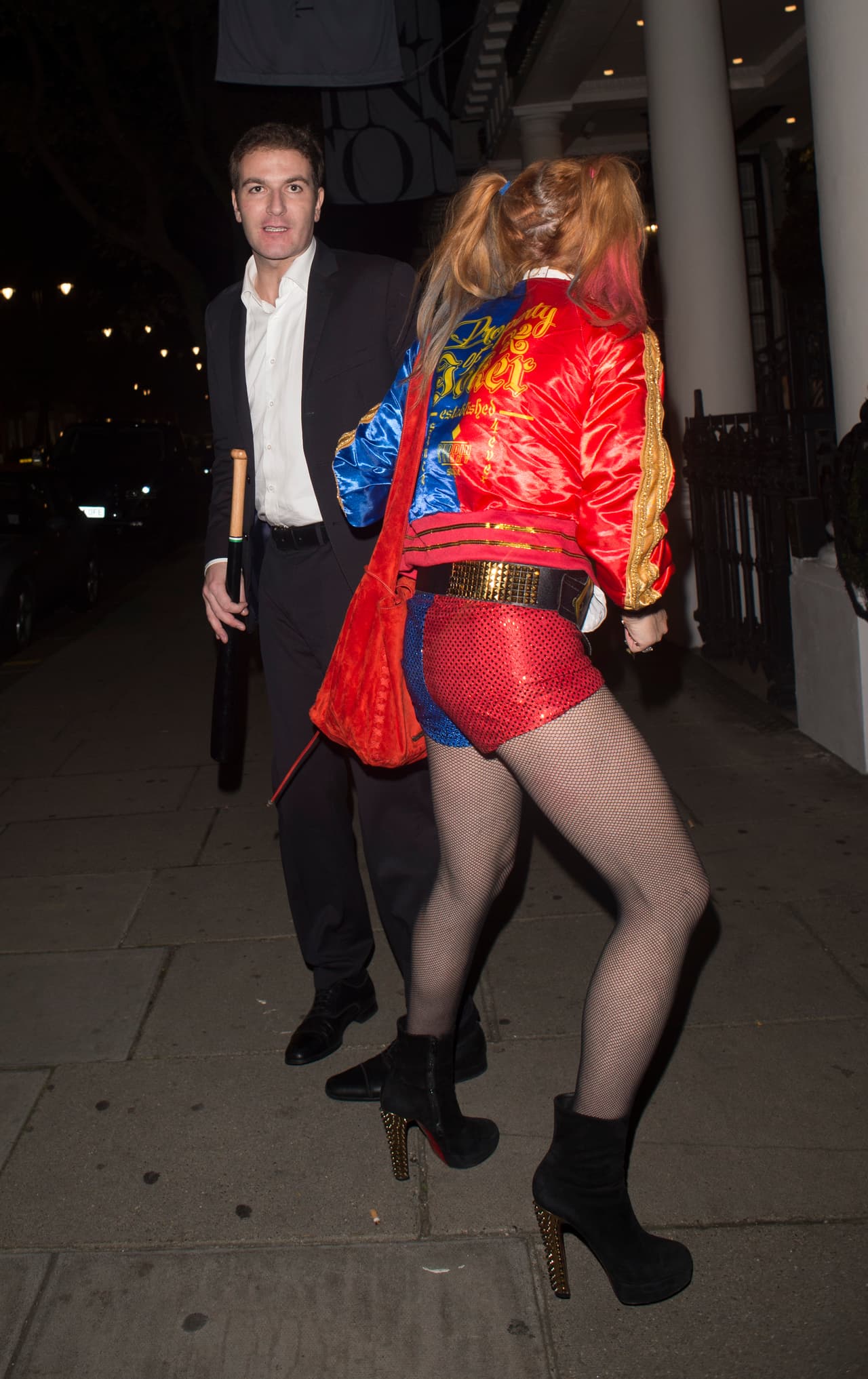 De repente él se apenó frente a las cámaras y ella lo tuvo que jalar.