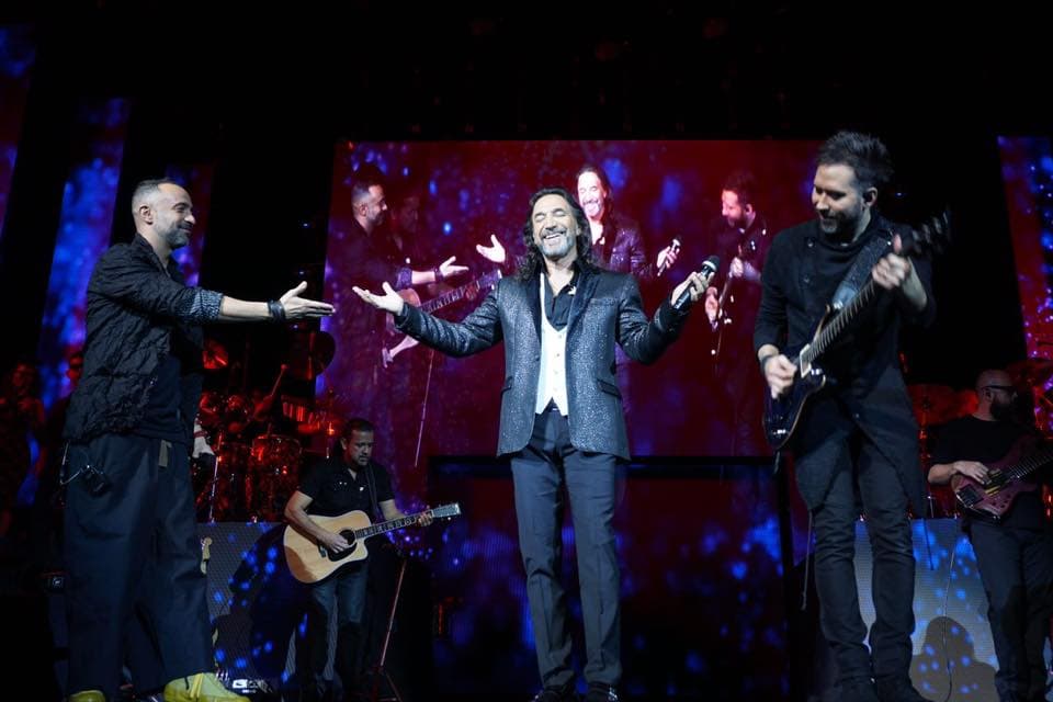 Uno de los momentos más emotivos del show de Marco Antonio, es cuando recibe en el escenario a sus amigos del grupo Camila, quienes son sus invitados especiales en este espectáculo de 2017.