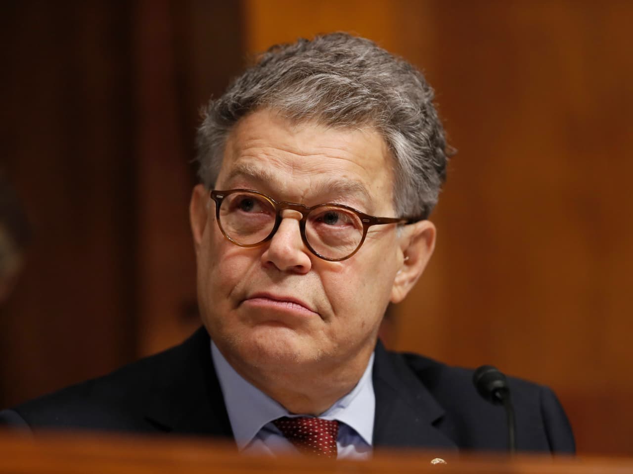 <b>Al Franken.</b> El senador demócrata fue uno de los primeros políticos importantes en recibir acusaciones por acoso sexual. Una periodista denunció que durante un viaje de trabajo en 2006 el político y humorista la tocó y besó inapropiadamente mientras dormía. Días después otra mujer denunció un caso similar. Anunció en el pleno del Senado en Washington DC que se retirará de su cargo en las próximas semanas, abrumado por una seguidilla de acusaciones de acoso sexual hechas en su contra. Había publicado
<b><a href="http://www.univision.com/noticias/politica/el-senador-al-franken-dice-que-esta-avergonzado-por-acusaciones-de-acoso-sexual" target="_blank"> una carta pidiendo perdón.</a></b>