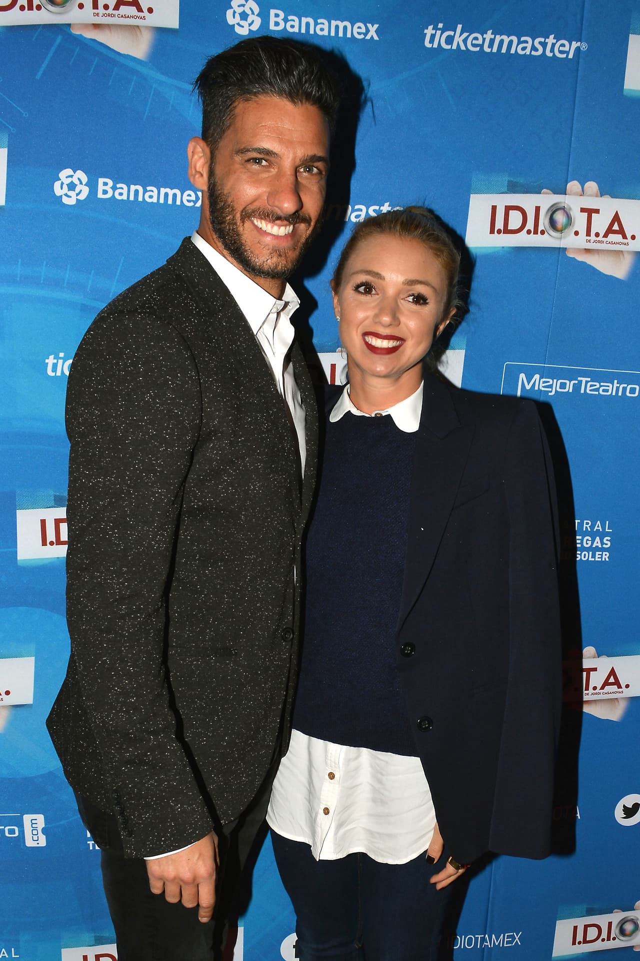 La noche se vistió de gala con la presencia de diferentes actores que asistieron al estreno de obra como Erick Elías y su esposa.