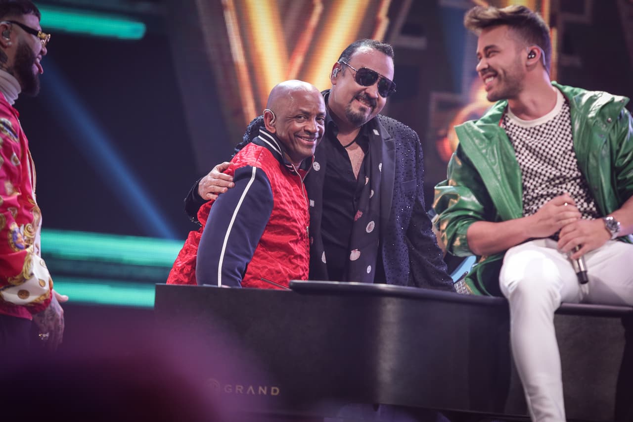 Prince Royce irradió energía con un alegre potpurri que incluyó 'Stand by Me'. En el que compartió el escenario con Pepe Aguilar, Farruko y Sergio George.