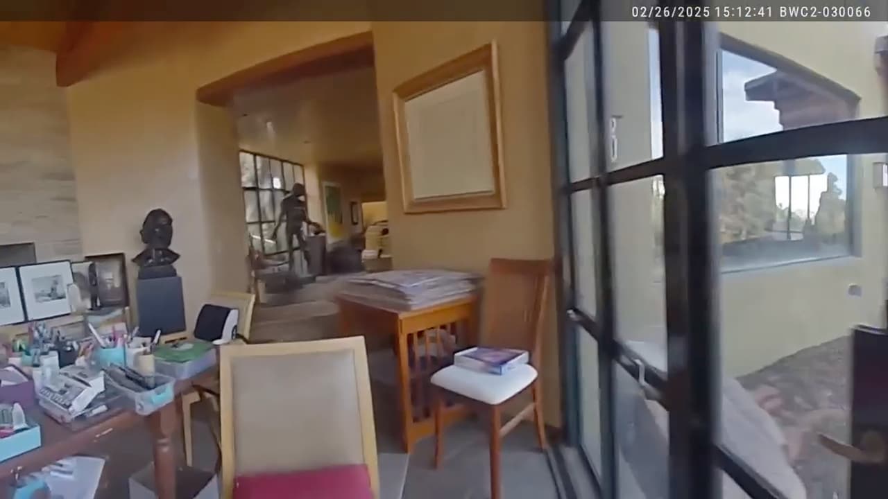 El informe médico indica que Hackman murió el 18 de febrero, mientras que su esposa falleció entre el 8 y el 12 del mismo mes, probablemente sin recibir ayuda.